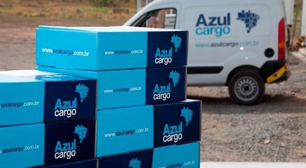 Caixas da Azul Cargo e veículo de entrega